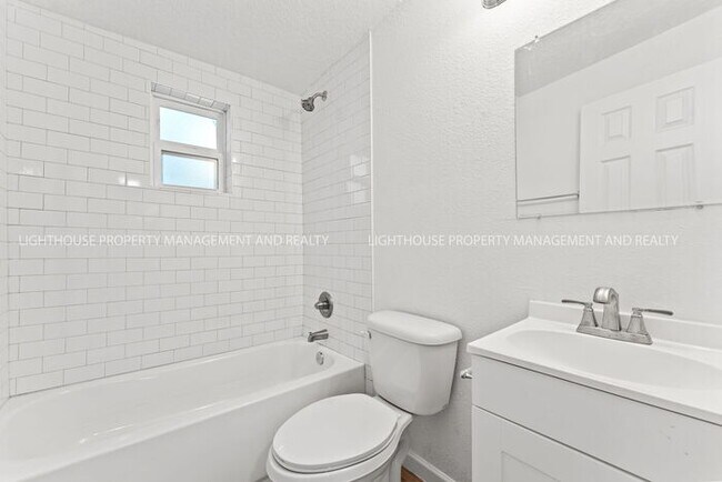 Building Photo - Comfortable Living and Style! RENT SPECIAL...