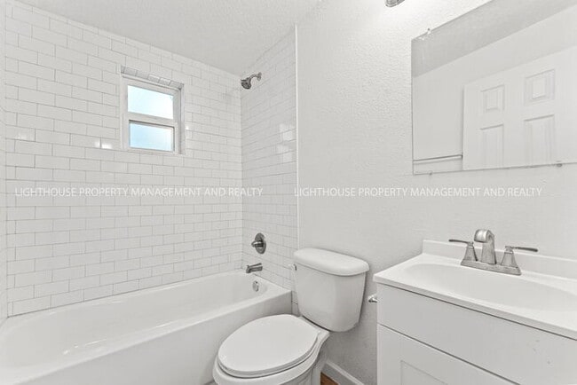 Building Photo - Renovated 2BR/1BA Duplex with Front Porch