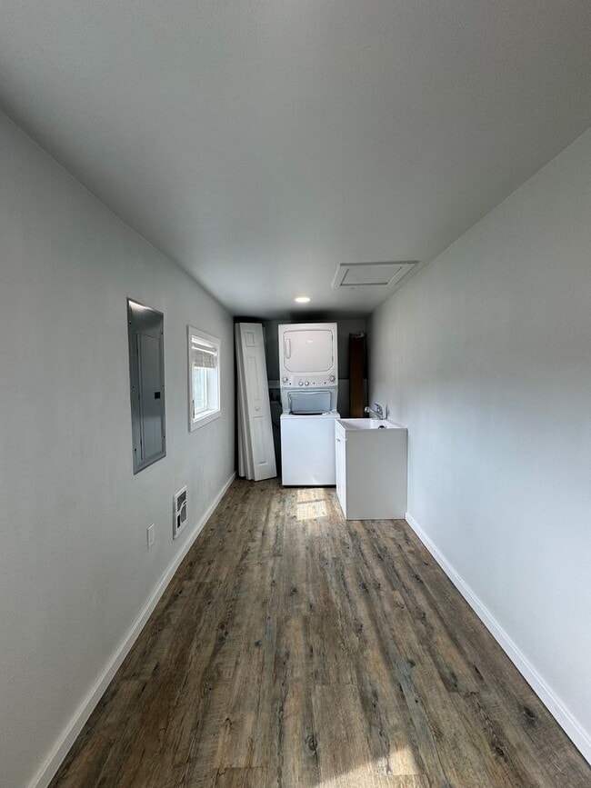 Building Photo - Beautifully Remodeled House