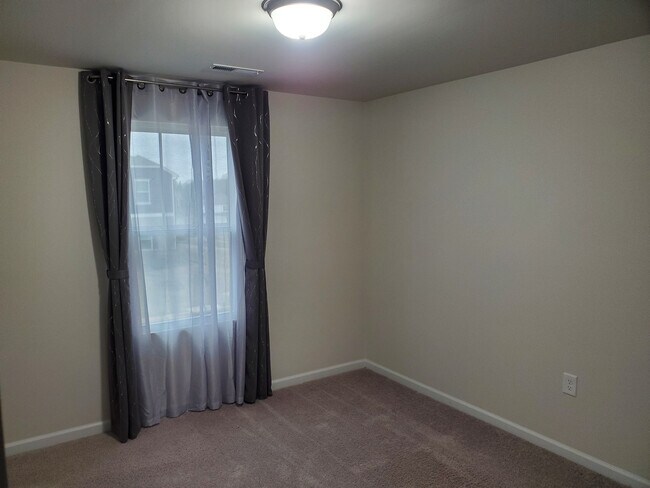 Building Photo - Room in House on Bedrock Rd