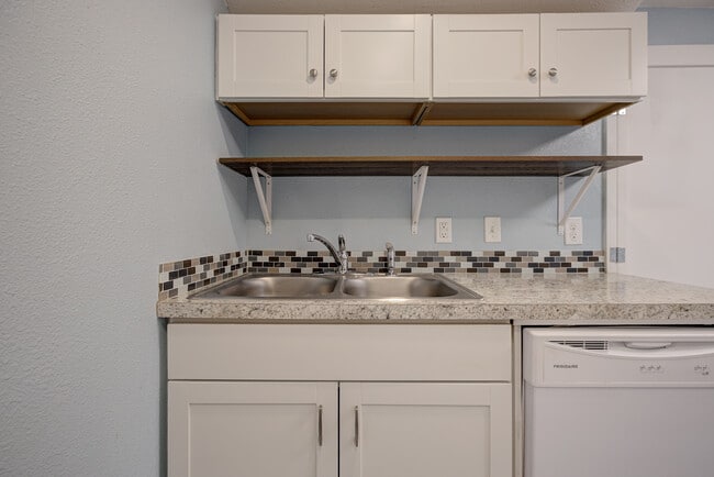 Building Photo - 404 N Findlay Ave