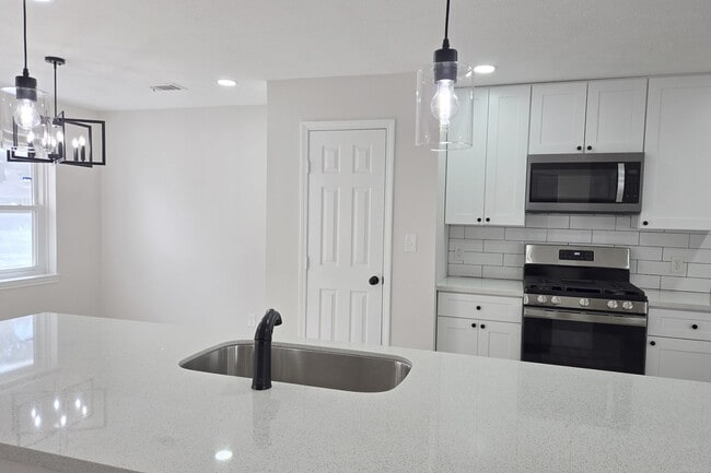 Building Photo - 8822 Rowan Ln