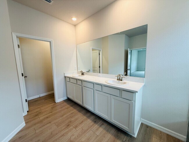 Building Photo - New built 4 bedroom 3 bath 3 car garage in Coddington Subdivision