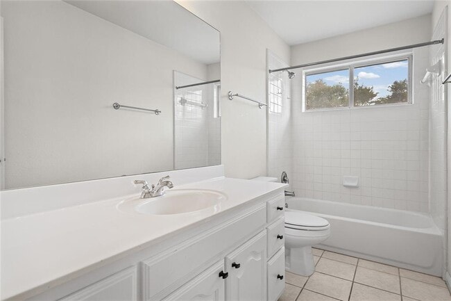 Building Photo - 10700 Pointe View Dr
