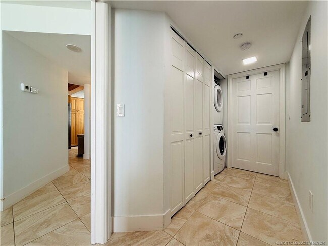 Building Photo - 8800 S Ocean Dr