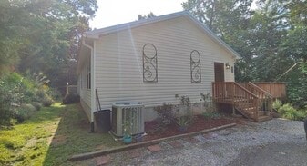 Building Photo - 347 Dills Hls