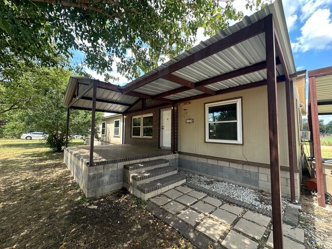 Primary Photo - Remodeled 5 bed 3 bath Manufactured Home |...