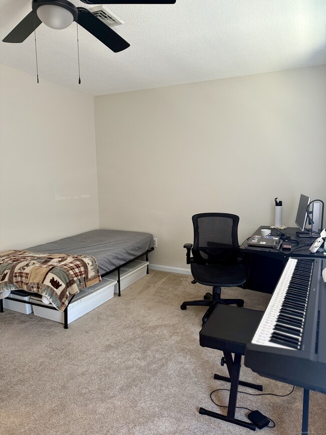 Building Photo - 11 D Riverview Dr