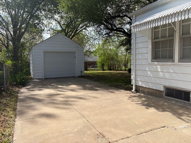 Building Photo - 1053 N Terrace