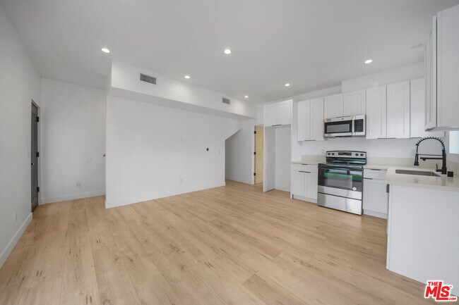 Building Photo - 6835 Yolanda Ave