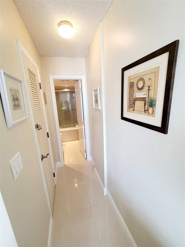 Building Photo - 1009 N Ocean Blvd