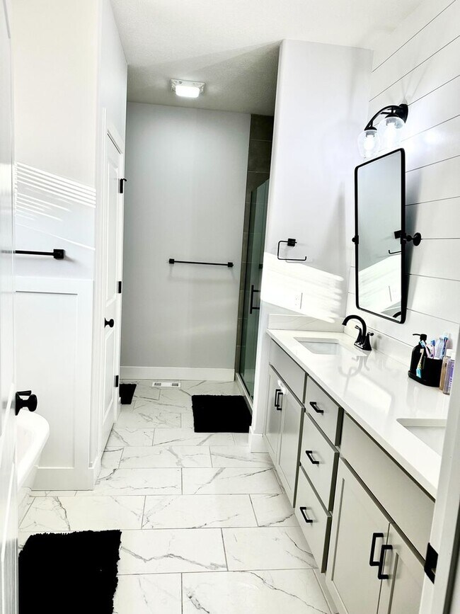 Building Photo - Spacious 5 Bed Home in Bloomington