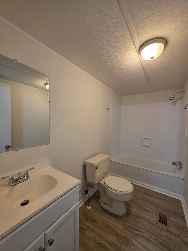 Building Photo - Newly Remodeled Trailer - Close to New River Air Station