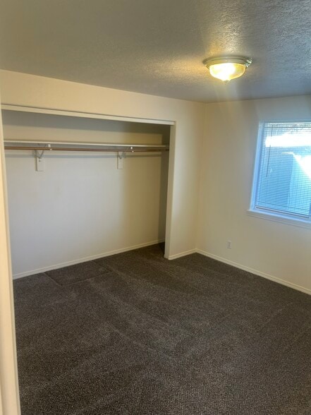 Building Photo - 935 NW Cains Rd