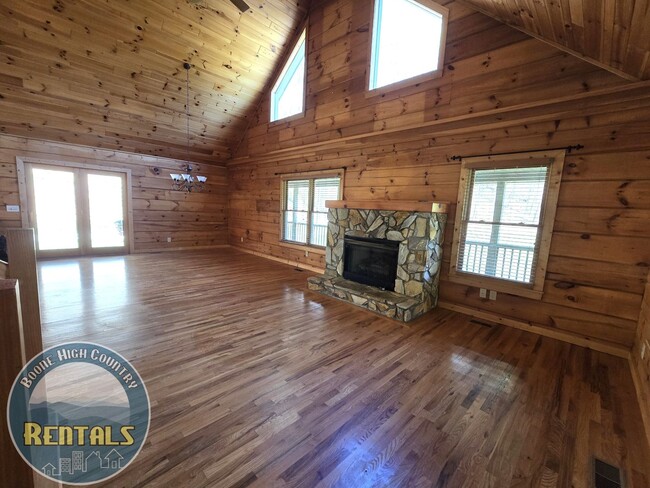 Building Photo - Beautiful Cabin in Sugar Grove with Multi-...