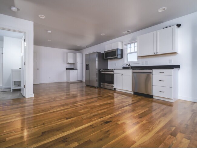 Building Photo - Unique Live/Work Opportunity With Large Fenced Yard Plus Outdoor Storage