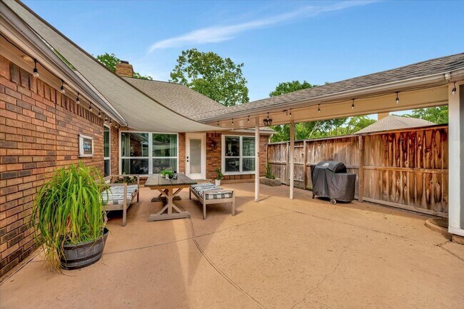 Building Photo - 15402 Willow Shores Dr