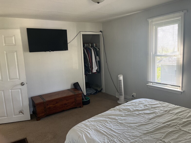 Building Photo - 632 S Anna Ave