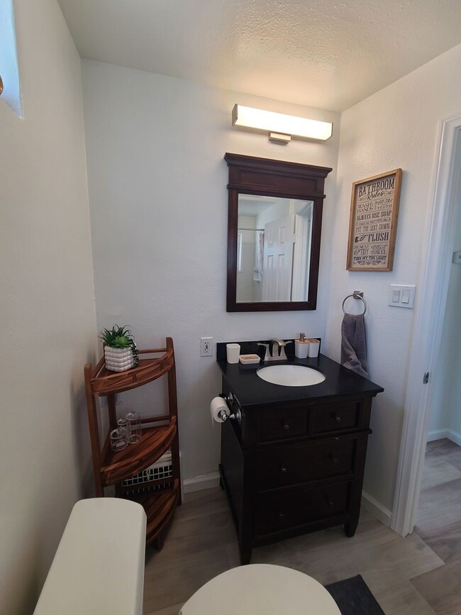 Building Photo - Charming 2 Bed 1 bath "fully furnished mon...