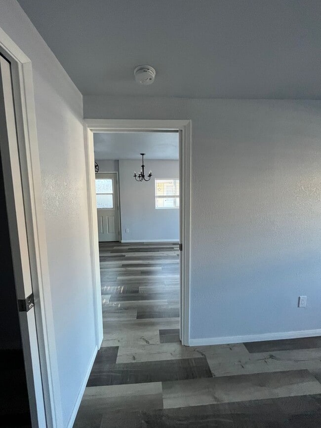 Building Photo - Great Downtown Location