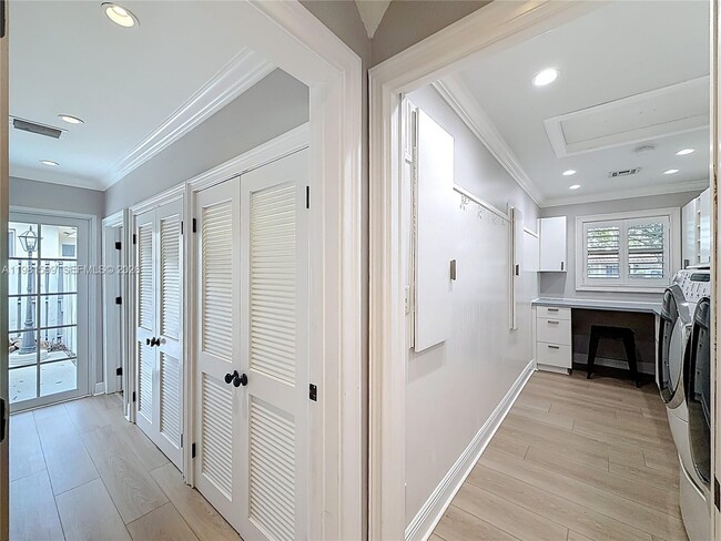 Building Photo - 2533 NE 21st Terrace