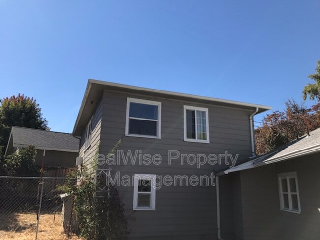 Building Photo - 720 Siskiyou Blvd