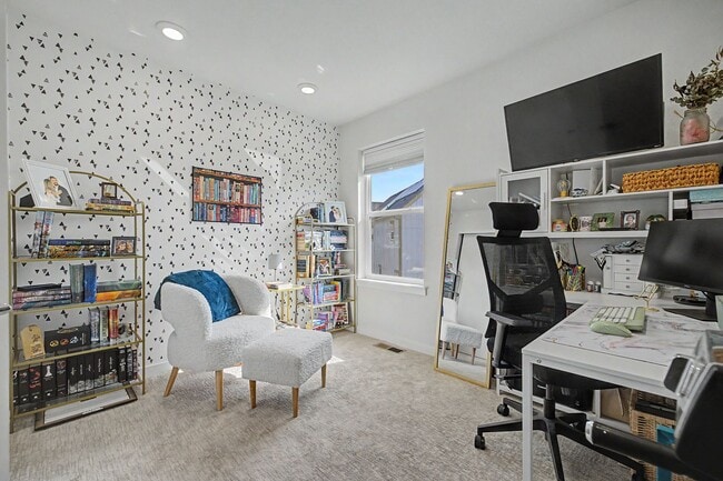 Building Photo - 570 W Amherst Ave