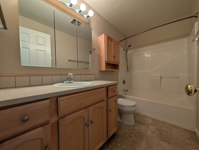 Building Photo - Nice 2 bed/1.5 bath condo in West Eugene