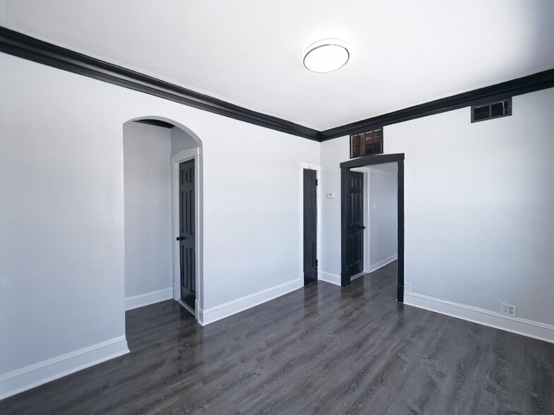 Building Photo - 5004 W Armitage Ave