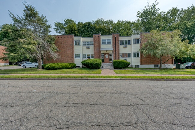 Building Photo - 20 Thompson Rd