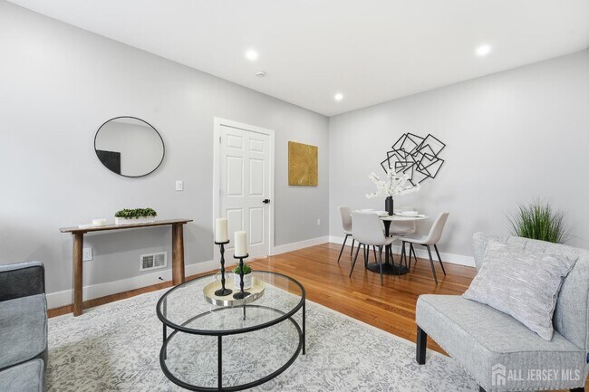 Building Photo - 214 Montgomery St