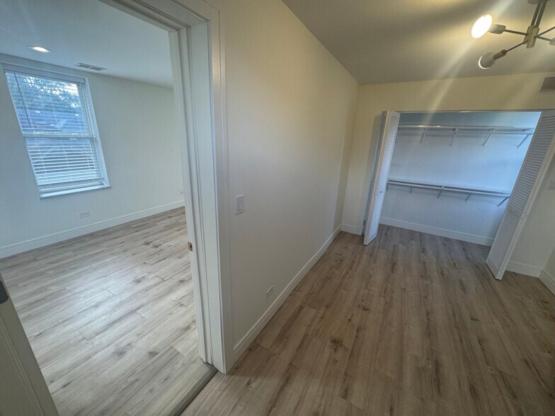 Building Photo - 4036 Amelia Ave