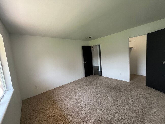 Building Photo - Charming One-Bedroom Condo with Southern E...