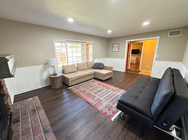 Building Photo - Beautiful 3 Bedroom 2 Bathroom House in Granda Hills