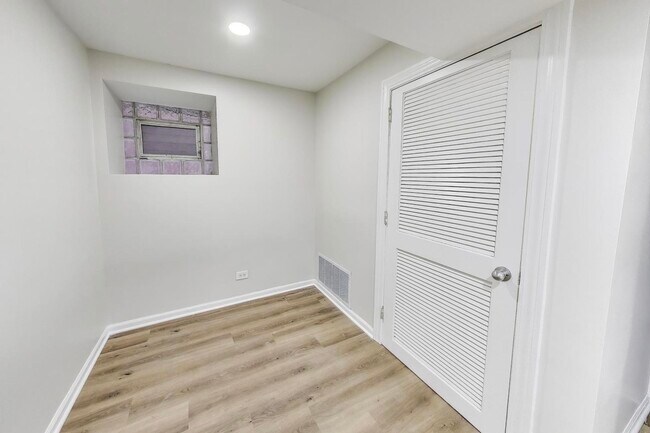 Building Photo - 2330 N Greenview Ave