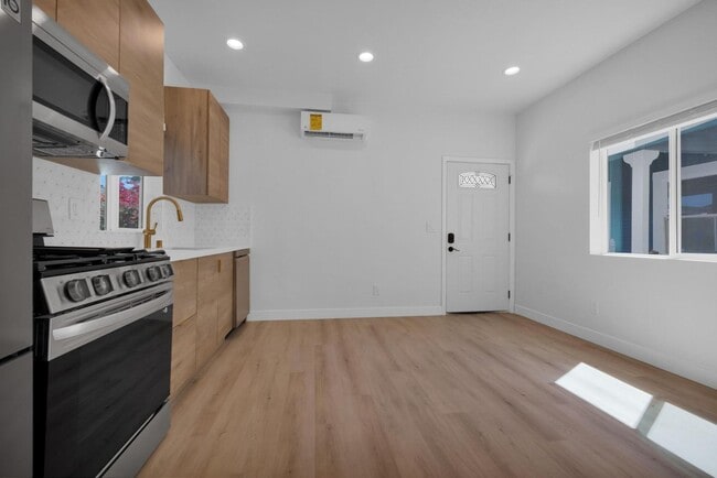 Building Photo - 4554 North Ave