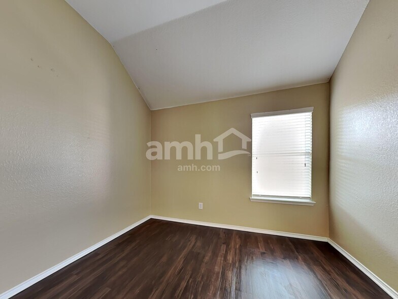 Building Photo - 9613 Glenshee Dr