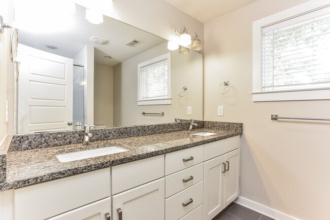 Building Photo - 2022B Greenwood Cir