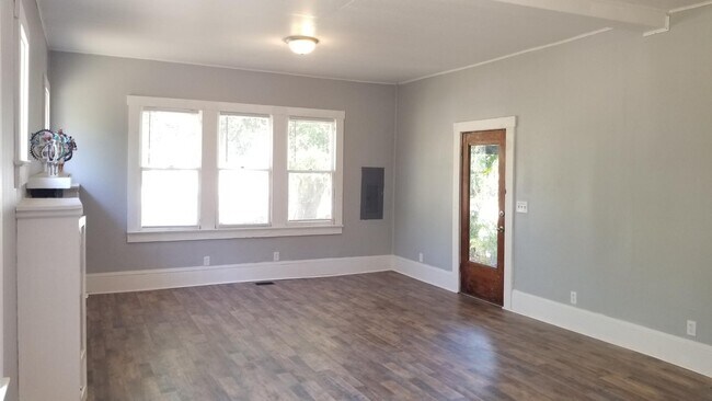 Building Photo - 1792 Hough St