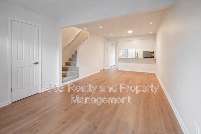 Building Photo - 7042 Oakhill Cir