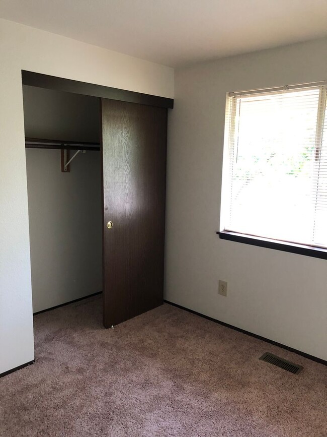 Building Photo - Find Your Sunshine in NW Corvallis! ??