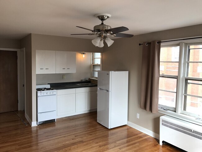 Building Photo - 114 N Spring St