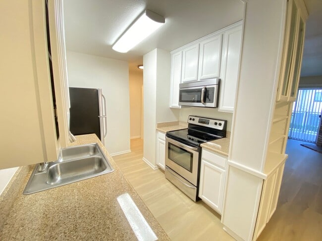 Building Photo - 1 Bedroom, 1 Bath Condo in Pacific Pines Community