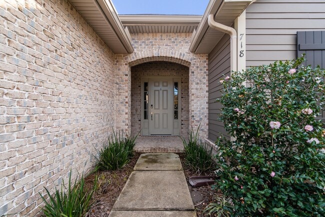 Building Photo - 718 Woods Dr