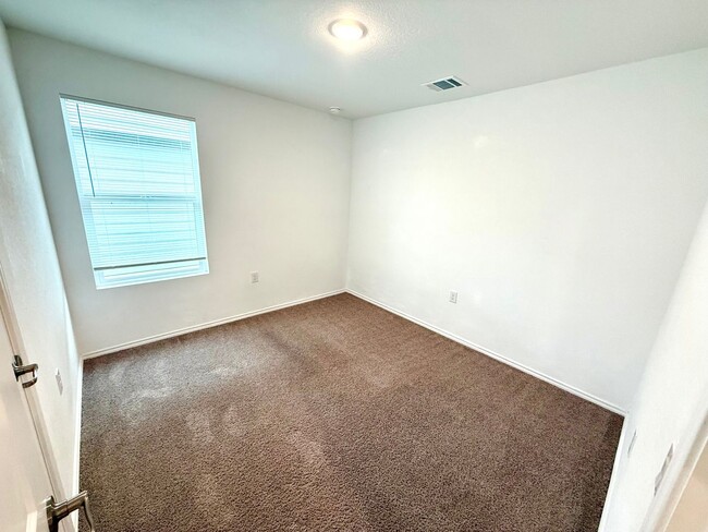 Building Photo - AVAILABLE NOW! 4 Bedroom / 2 Bath Home In ...