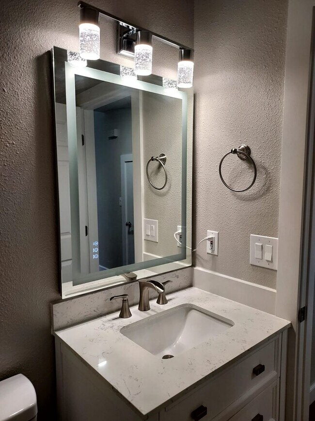 Building Photo - 2 Story Remodeled Single-Family Home in Po...