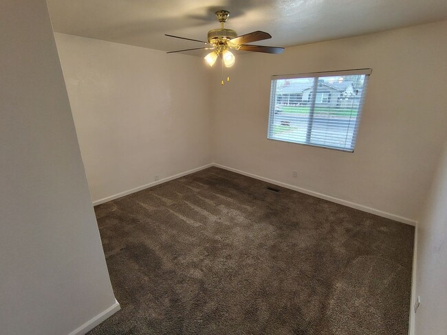 Building Photo - 301 Camellia Way