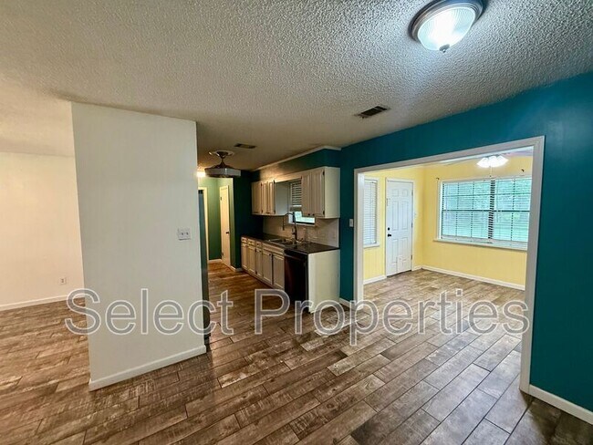 Building Photo - 1116 W Nettleton Ave