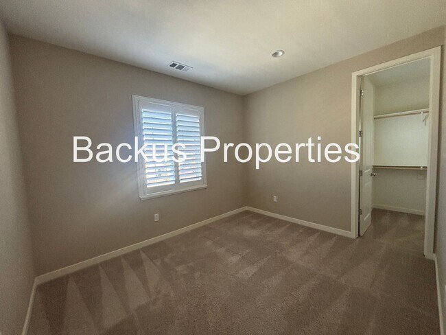 Building Photo - Three Bedroom Home in Hollister