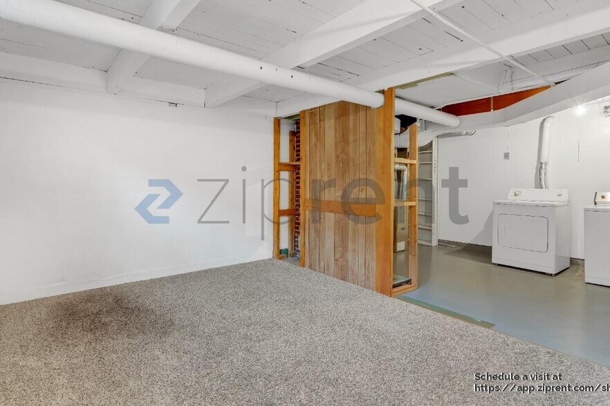 Building Photo - 6117 NE Clackamas St